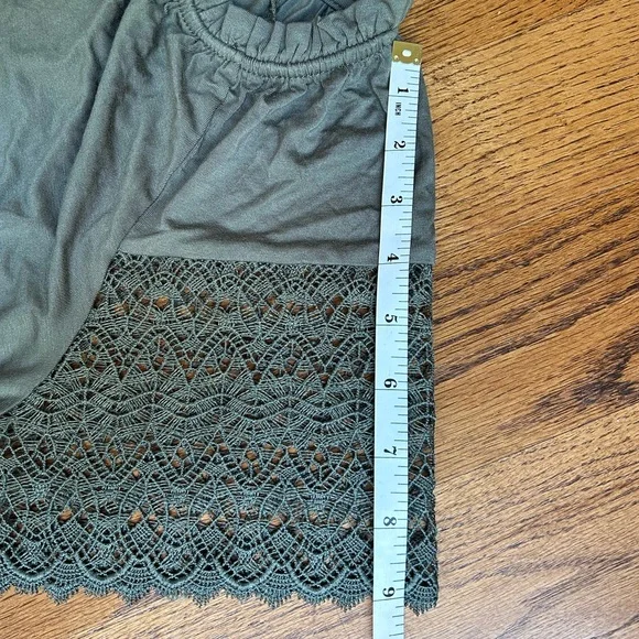 NWT Cable & Gauge Women’s Top Crewneck Lace Short Flutter Sleeves Ruffled Neck - Picture 8 of 8